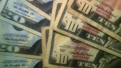 Trading stocks while in office severely erodes public trust, UCSD study shows